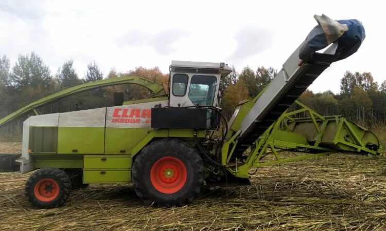 Claas Jaguar 685 with Shelbourne 3 meters wide